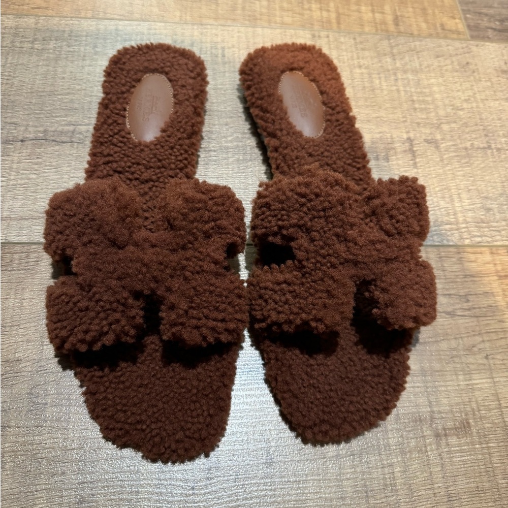 Hermes Oran sandal in cognac shearling